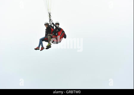 Parapendio Volo in tandem in montagna, sulle Alpi francesi, Francia Foto Stock