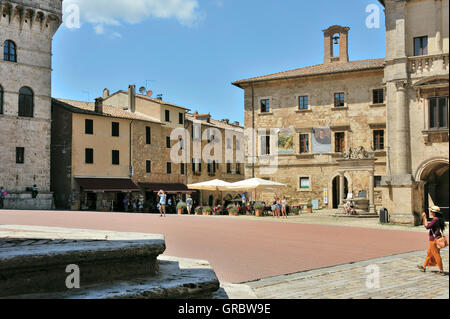 Luogo principale Piazza Grande nella città di Montepulciano con edifici di stile rinascimentale, Toscana, Italia Foto Stock