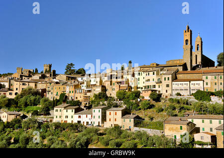 Vista di Montalcino, città Toscana, Toscana, Italia Foto Stock