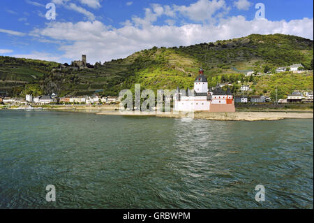 Il castello Pfalzgrafenstein, Castello di pedaggio sull'isola Falkenau, Città Kaub in background, Valle del Reno superiore e centrale, Germania Foto Stock