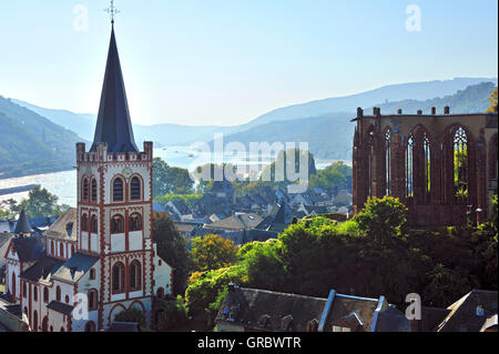 Vista su Bacharach e Santa Cappella Werner e il Reno a luce diffusa, Valle del Reno superiore e centrale, Germania Foto Stock