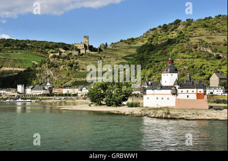 Il castello Pfalzgrafenstein, Castello di pedaggio nel centro del Reno, Città Kaub e Castello di Gutenfels in background, Valle del Reno superiore e centrale, Germania Foto Stock