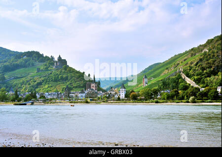 Città Bacharach con il muro della città nella valle del medio Reno e Castello Stahleck, Valle del Reno superiore e centrale, Germania Foto Stock