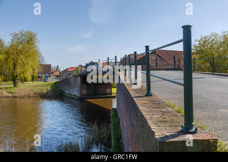 Ponte sul Larrelter profondo in Frisia orientale Foto Stock