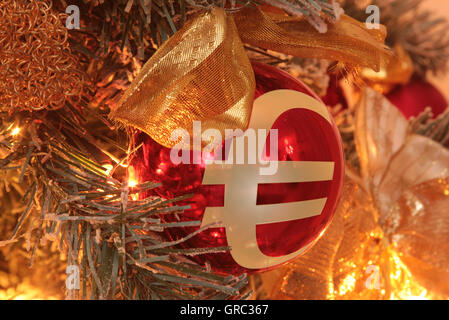 Simbolo dell'Euro su albero di Natale ornamento Foto Stock