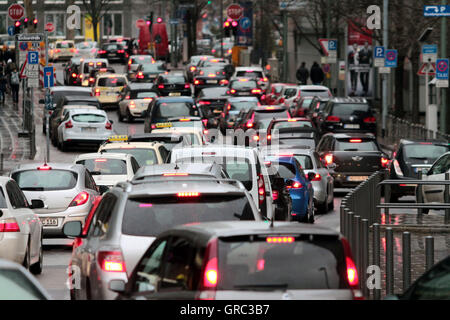 Inceppamento di traffico durante le ore di punta a Francoforte Foto Stock