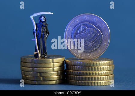 Grim Reaper accanto al Greco di monete in euro Foto Stock