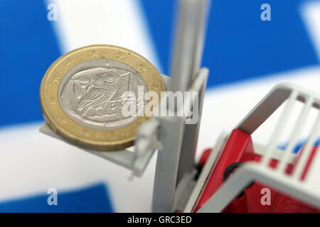 Martinetto pallet con greca Euro moneta sulla bandiera Foto Stock