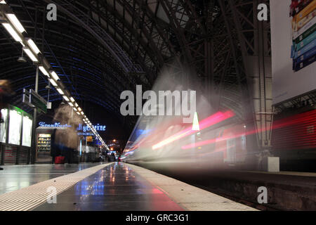 Treno ad alta velocità ICE in partenza Francoforte stazione ferroviaria centrale Foto Stock