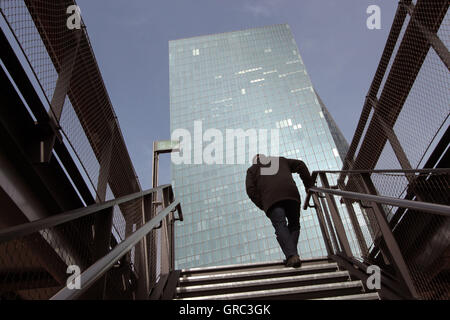 Uomo a salire le scale di fronte BCE Banca centrale europea Foto Stock