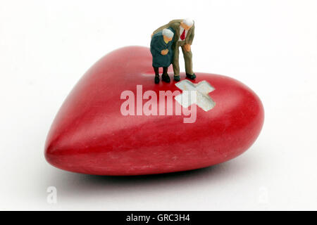 Senior Citizen in piedi su un cuore con la croce svizzera Foto Stock