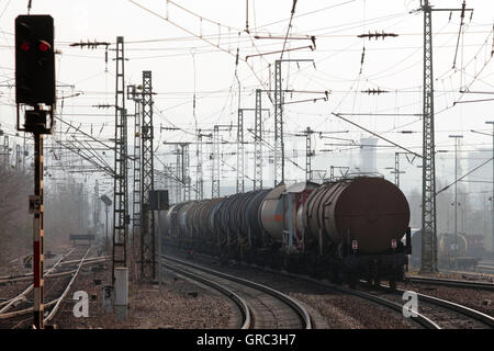 Treno merci delle FFS Swiss Railroad lungo il tragitto per il tedesco confine svizzero nei pressi di Basilea, Svizzera Foto Stock
