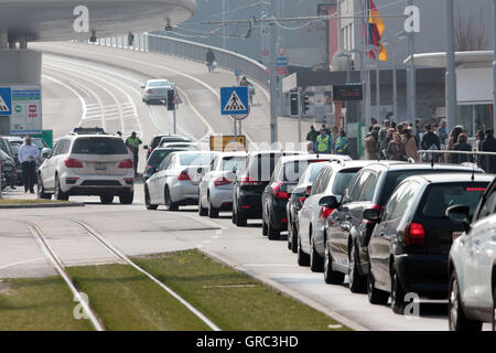 Inceppamento di traffico in tedesco confine Svizzero Foto Stock