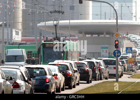 Inceppamento di traffico in tedesco confine Svizzero Foto Stock