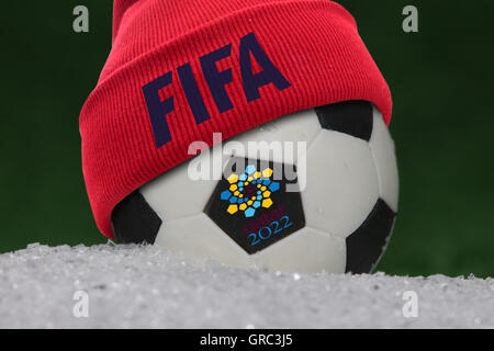 Pallone da calcio con Beanie e logo della FIFA e della Coppa del Mondo in Qatar 2022 Foto Stock