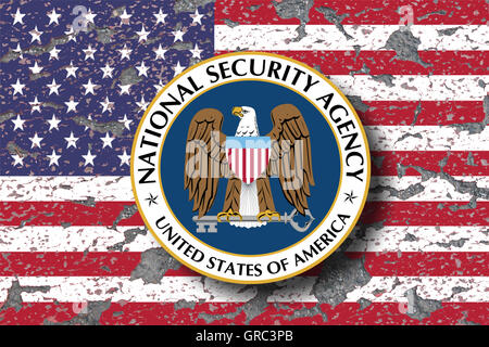 Erodendo la bandiera degli Stati Uniti con Nsa segno Foto Stock