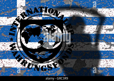 Segno Iwf FMI Fondo monetario internazionale ed erodendo la bandiera greca Foto Stock