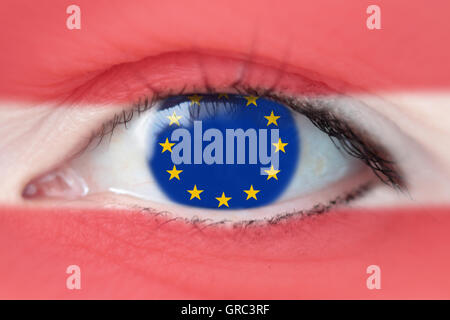 Bandiera austriaca e Ue Unione Europea bandiera con una donna s Eye Foto Stock