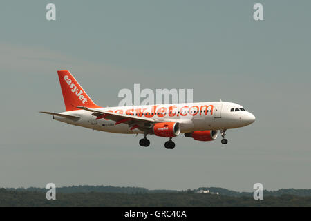 Airbus A319 con registrazione G-Ezgk Approahing aeroporto di Colonia Foto Stock