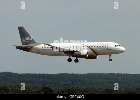 Airbus A319 della Compagnia Aerea Nesma con registrazione Su-Nmc avvicinando l'aeroporto di Colonia Foto Stock