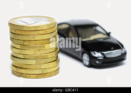 Monete metalliche in euro con Limousine scuro Foto Stock