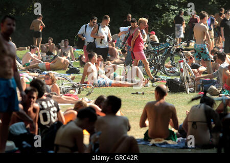 Prato affollato durante l'ondata di caldo in Englischer Garten a Monaco di Baviera Foto Stock
