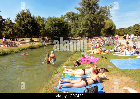 Prato affollato durante l'ondata di caldo in Englischer Garten a Monaco di Baviera Foto Stock