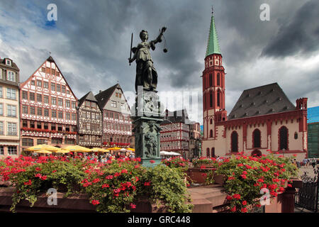 Roemerberg storico con statua di Justtita a Francoforte Foto Stock