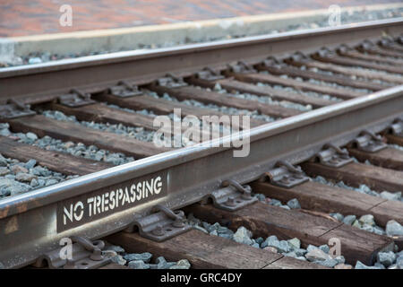 Flagstaff, in Arizona - una stampata 'n' sconfinamenti di segno sulla trafficata BNSF i binari della ferrovia in Downtown Flagstaff. Foto Stock