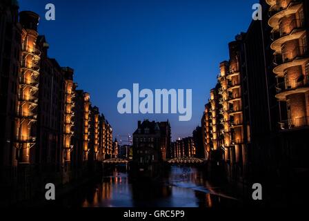 Amburgo, Warehouse District, luci notturne, moated il castello Foto Stock