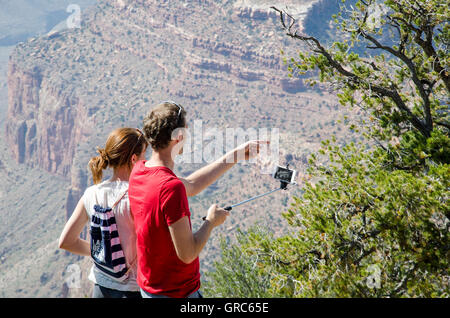 Un uomo e una donna prendendo un selfie presso il Grand Canyon Foto Stock