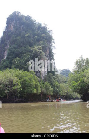 Rafting sul fiume/escursioni in canoa lungo il fiume in Khao Sok National Park riserva naturale in Phuket, Tailandia Foto Stock