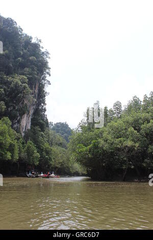 Rafting sul fiume/escursioni in canoa lungo il fiume in Khao Sok National Park riserva naturale in Phuket, Tailandia Foto Stock