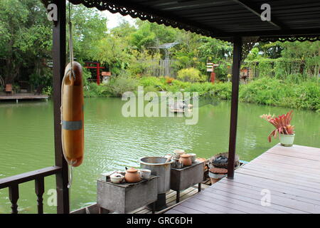 Rafting sul fiume/escursioni in canoa lungo il fiume in Khao Sok National Park riserva naturale in Phuket, Tailandia Foto Stock