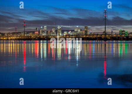 Ora blu nel centro cittadino di Montreal si riflette in st Lawrence river , Québec, Canada, Foto Stock