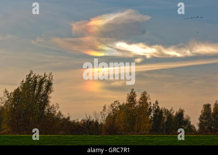 Il Cloud iridescenze sulla diga Foto Stock