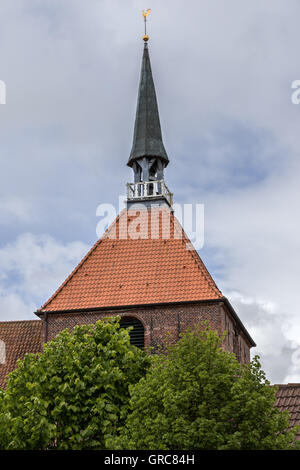 Il campanile della chiesa di Rysum in Frisia orientale Foto Stock