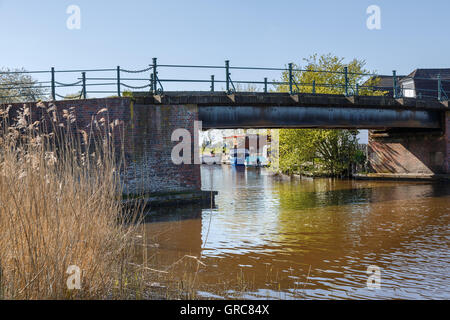 Ponte sul Larrelter profondo in Frisia orientale Foto Stock