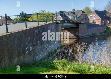 Ponte sul Larrelter profondo in Frisia orientale Foto Stock