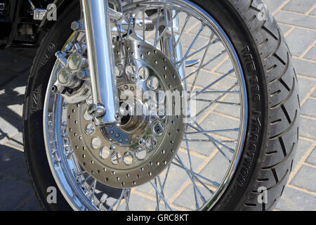 Freni cerchione ruota anteriore di una motocicletta Foto Stock