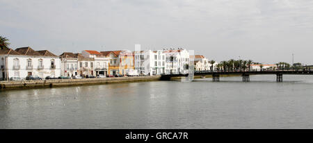 La vista sul fiume Gilao e Tavira Foto Stock