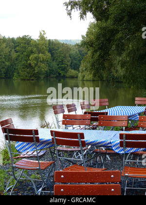 Lakeside Beer Garden In caso di maltempo Foto Stock