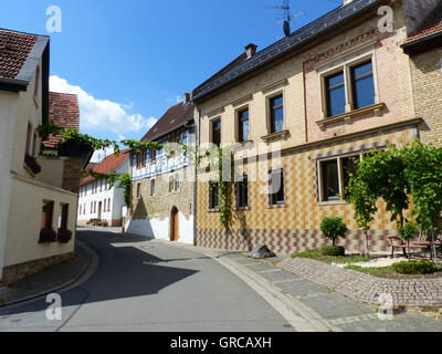 Strada con pittoresche case nel villaggio del vino In Spiesheim Rhinehesse, Renania Palatinato, Germania, Europa Foto Stock