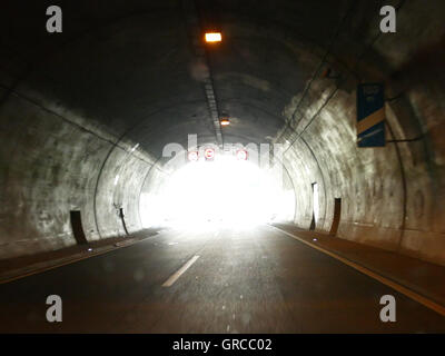 Il bagliore della luce alla fine del tunnel, simbolo per il barlume di speranza, morente, Credenza Foto Stock