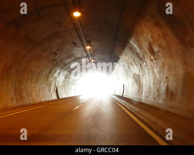 Il bagliore della luce alla fine del tunnel, simbolo per il barlume di speranza, morente, Credenza Foto Stock