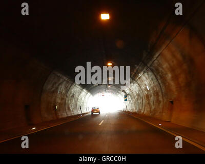 Il bagliore della luce alla fine del tunnel, simbolo per il barlume di speranza, morente, Credenza Foto Stock