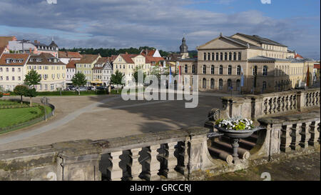 Coburg, Schlossplatz con teatro locale, visto dal cortile Foto Stock