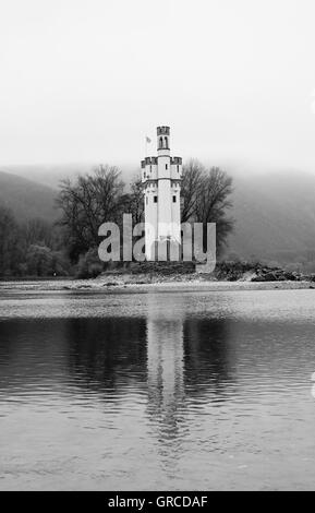 Torre di topi vicino a Bingen in corrispondenza di una piccola isola del fiume Reno, dal XIII secolo, con la bassa marea nel novembre 2011 Foto Stock