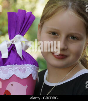 Ragazza con grande Cornet sul primo giorno di scuola Foto Stock