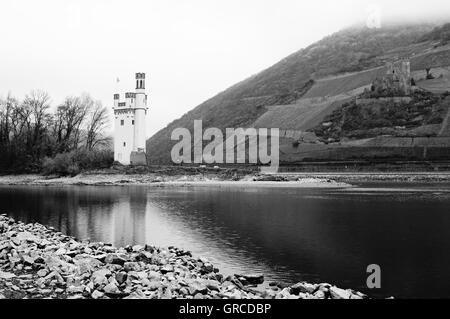 Torre di topi vicino a Bingen in corrispondenza di una piccola isola del fiume Reno, dal XIII secolo, con la bassa marea nel novembre 2011 Foto Stock